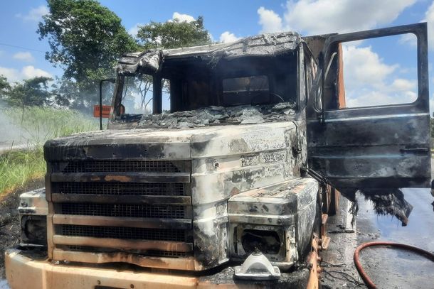 Os bombeiros acreditam que o fogo pode ter in&iacute;ciado ap&oacute;s alguma pane no motor do ve&iacute;culo.