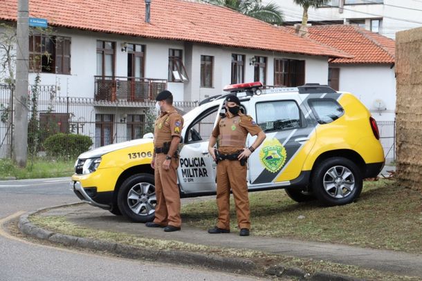 A PM tamb&eacute;m lembra que os animais de estima&ccedil;&atilde;o n&atilde;o podem ser esquecidos ou abandonados nos per&iacute;odos de f&eacute;rias, pois dependendo do caso isso configura crime.