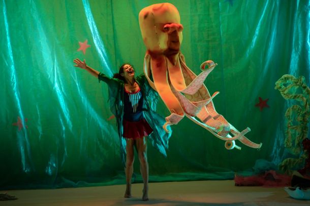 "A Mar&eacute; de Maria" &eacute; um espet&aacute;culo solo de dan&ccedil;a contempor&acirc;nea criado para o p&uacute;blico infantil pela core&oacute;grafa Eunice Oliveira.