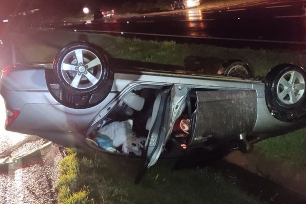 Honda Civic capotou por volta das 22h