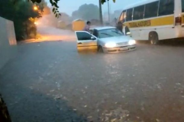 Ve&iacute;culos ficaram ilhados na Avenida Prudent&oacute;polis.