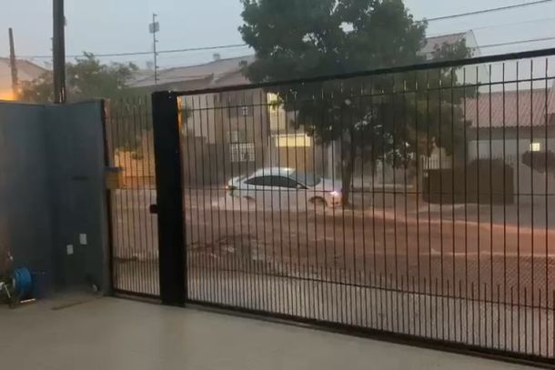 Avenida Prudent&oacute;polis, no Jardim Morumbi, ficou totalmente alagada com a chuva forte desta ter&ccedil;a-feira (1&ordm;).