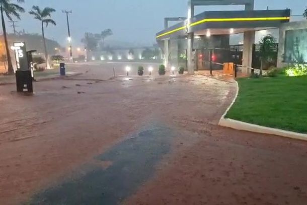 Entrada de condom&iacute;nio na Rua Guerino Pomim.