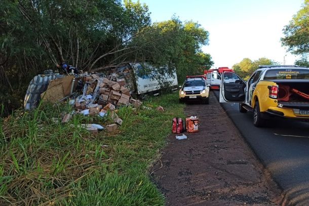 Carga de alimentos ficou espalhada na beira da rodovia.