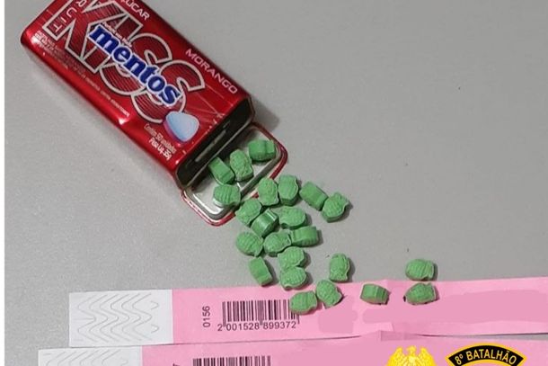 Droga foi apreendida e o rapaz foi preso.