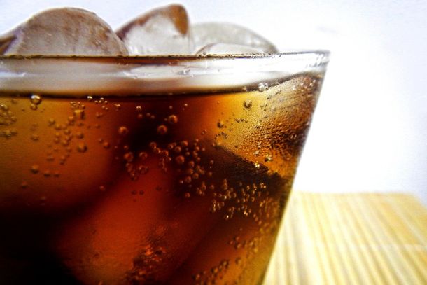 V&iacute;tima acredita ter sido dopada ao beber um refrigerante.