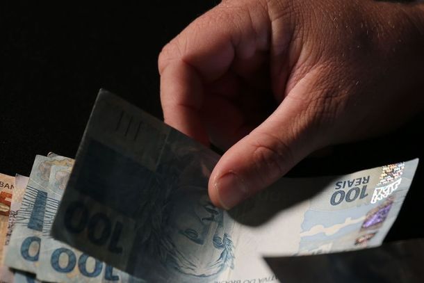 Ap&oacute;s o pedido de saque, a institui&ccedil;&atilde;o financeira ter&aacute; at&eacute; 12 dias &uacute;teis para fazer a transfer&ecirc;ncia. 