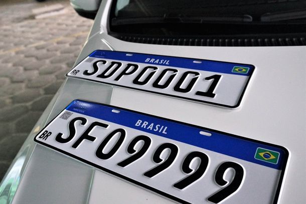 A identifica&ccedil;&atilde;o de um ve&iacute;culo &eacute; feita por meio das placas dianteira e traseira, que obedecem padr&otilde;es estabelecidos pela legisla&ccedil;&atilde;o de tr&acirc;nsito, respeitando cores e modelos conforme cada categoria.