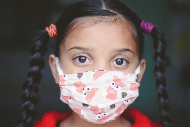 Ser&aacute; seguida a libera&ccedil;&atilde;o do uso de m&aacute;scaras em espa&ccedil;os ao ar livre para a popula&ccedil;&atilde;o em geral; por&eacute;m, a obrigatoriedade do uso de m&aacute;scaras para crian&ccedil;as menores de 12 anos ser&aacute; mantida, exclusivamente, nas salas de aula.