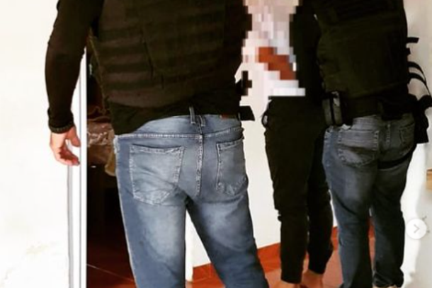 A pol&iacute;cia ainda explica que os envolvidos vendiam maconha, coa&iacute;na e crack e usavam armas de fogo para intimidar e tentar matar quem n&atilde;o pagasse pelas drogas.