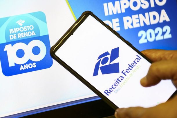Tamb&eacute;m &eacute; novidade a possibilidade de o cidad&atilde;o pagar as cotas do IR via Pix, bem como receber a restitui&ccedil;&atilde;o pelo sistema de transfer&ecirc;ncias.