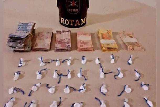 Homem foi encaminhado &agrave; delegacia de Paranava&iacute;, juntamente com o entorpecente.