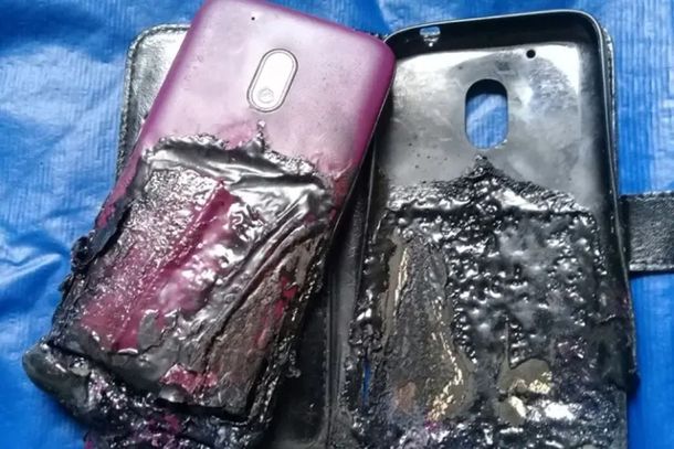Evitar levar o celular ao banho pode prolongar a vida &uacute;til do aparelho.