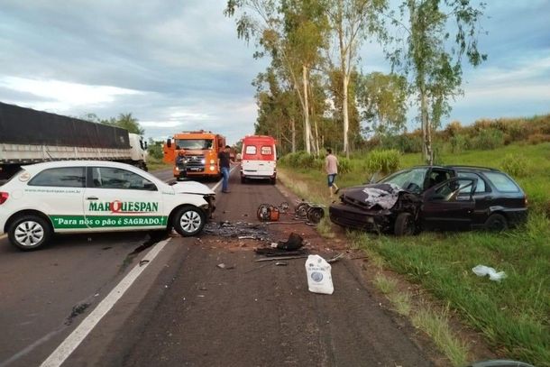 O acidente aconteceu na madrugada desta quinta-feira (23).