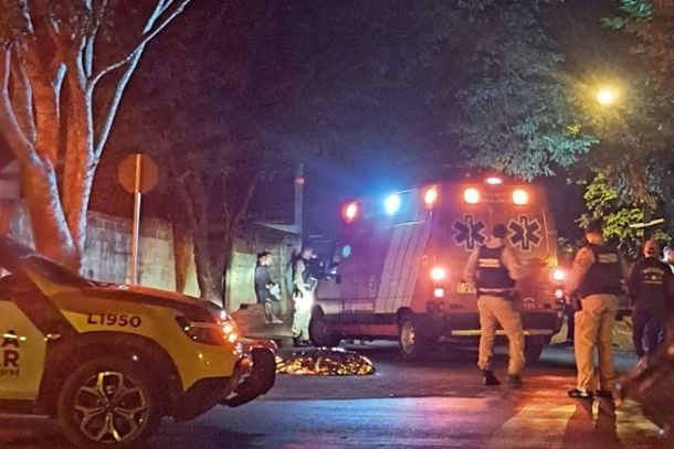 Crime aconteceu na noite de quinta-feira (17), ap&oacute;s a v&iacute;tima sair de uma missa acompanhada da filha de 12 anos.