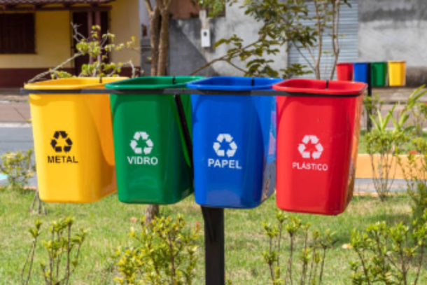 Confira as cores mais comuns e o que deve ser descartado em cada lixeira.
