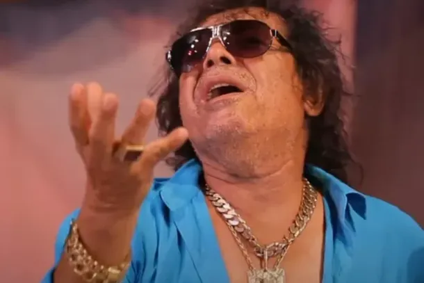 Jos&eacute; Rico ficou marcado pela forma como se apresentava, de &oacute;culos escuros, joias e com uma das unhas pintadas, al&eacute;m da interpreta&ccedil;&atilde;o singular e a pot&ecirc;ncia vocal marcante