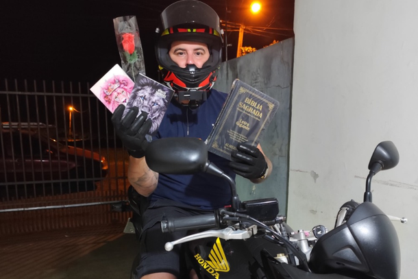 Com B&iacute;blias e rosa na m&atilde;o, ele distribui a desconhecidos na rua, a palavra e emociona quem recebe 