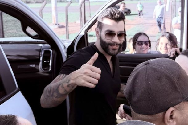Gusttavo Lima desembarca em Paranava&iacute; ao lado do pai, Alcino Lima, e para para atender f&atilde;s no aeroporto nesta segunda-feira (20)