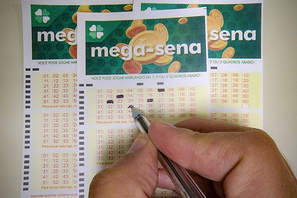 Para quem aposta com o bilhete simples, que custa R$ 6, a probabilidade de acertar as seis dezenas &eacute; de uma em mais de 50 milh&otilde;es. 