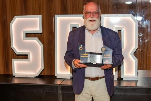 O m&eacute;dico e professor maringaense Dr. Paulo Roberto Donadio, atual coordenador do curso de Medicina da UEM, foi homenageado em premia&ccedil;&atilde;o que rendeu dois trof&eacute;us &agrave; Universidade 