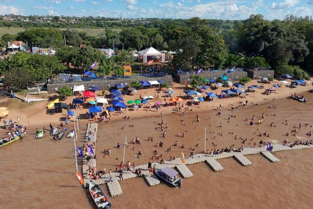Todas as prainhas da costa noroeste tiveram lota&ccedil;&atilde;o durante as festas de fim de ano.