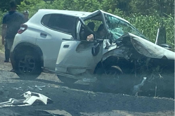  Colis&atilde;o entre carros e caminh&atilde;o deixa dois mortos na BR-376