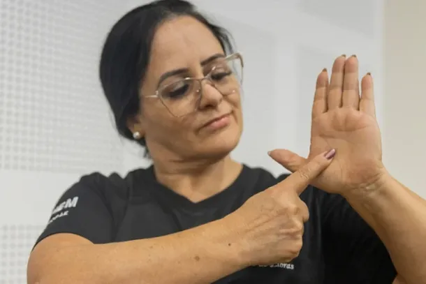 A Universidade Estadual de Maring&aacute; (UEM) est&aacute; com inscri&ccedil;&otilde;es abertas para o Curso B&aacute;sico de L&iacute;ngua Brasileira de Sinais (Libras)