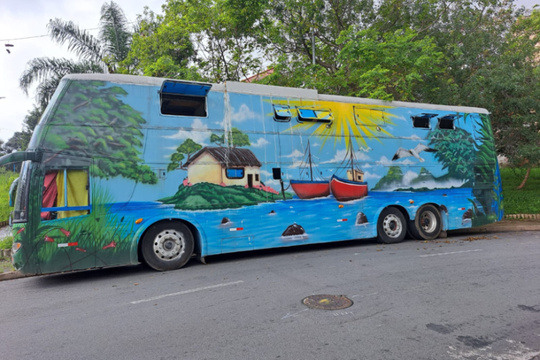 Hist&oacute;ria do Arara Azul mostra como um sonho adiado se transformou em viagens por diversos pa&iacute;ses e grande parte do Brasil. 