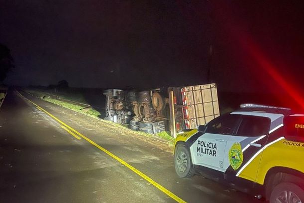 Caminh&atilde;o tomba na PR-498 e deixa motorista ferido em Presidente Castelo Branco