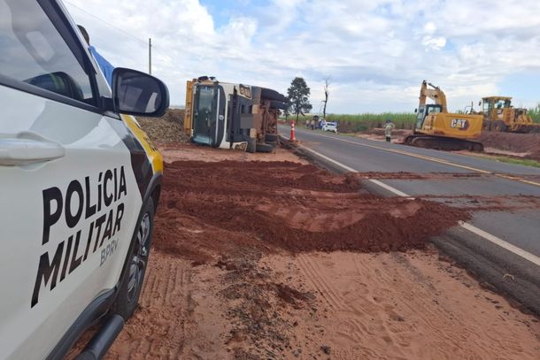 Caminh&atilde;o tomba &agrave;s margens da PR-494 entre Paranacity e Inaj&aacute;