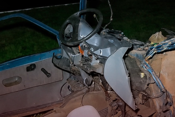 Carro parte ao meio ap&oacute;s grave acidente na BR-376