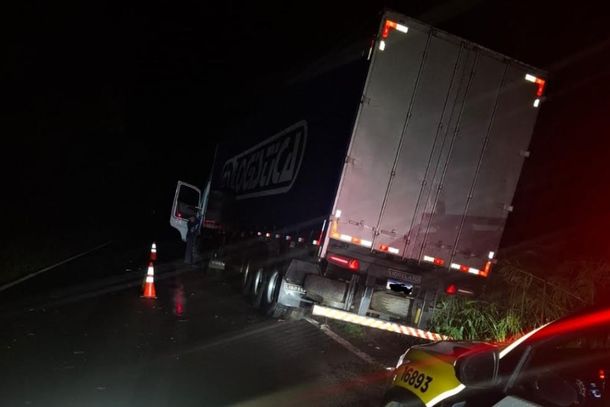  Motorista foge ap&oacute;s colis&atilde;o lateral entre carro e caminh&atilde;o na PR-542