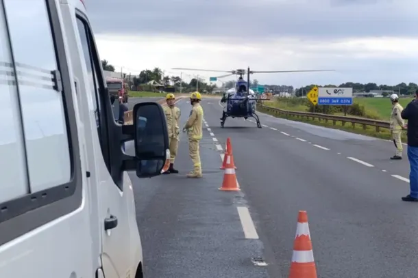 O acidente ocorreu quando o motorista de uma Fiat Strada se aproximou da fila de ve&iacute;culos formada em raz&atilde;o do atendimento da ocorr&ecirc;ncia anterior.