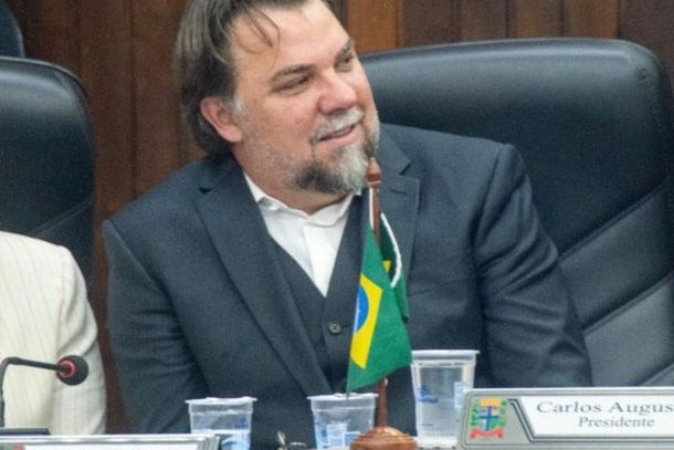 Durante a cerim&ocirc;nia, tamb&eacute;m foram realizadas a entrega da Medalha Dr. Jos&eacute; Vaz de Carvalho e a concess&atilde;o do T&iacute;tulo de Cidad&atilde;o Honor&aacute;rio de Paranava&iacute; ao empres&aacute;rio Adriano Lu&iacute;s Spadoto.