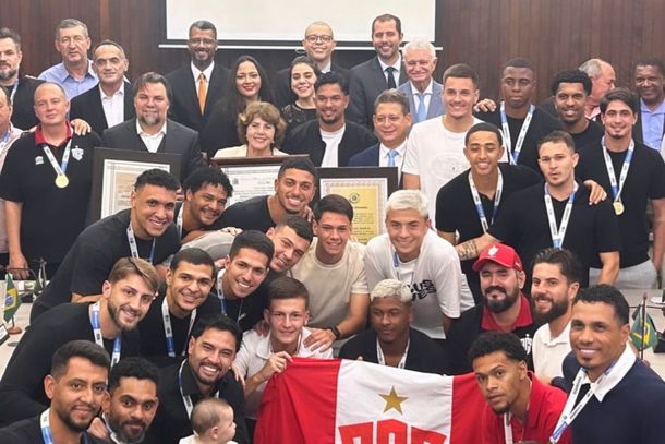 A solenidade foi marcada por discursos de reconhecimento e agradecimento aos homenageados, ressaltando a import&acirc;ncia do trabalho realizado tanto pelo Atl&eacute;tico Clube Paranava&iacute; no cen&aacute;rio esportivo.