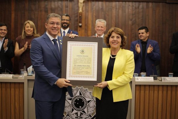 Emocionado, Dr. Le&ocirc;nidas relembrou sua chegada a Paranava&iacute; em 1998, quando passou a atuar na Santa Casa. Ele afirmou que o reconhecimento representa um dos momentos mais importantes de sua vida.