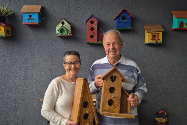 Casal de idosos enfeita as ruas de Paranava&iacute; com artesanatos feitos com madeira de demoli&ccedil;&atilde;o