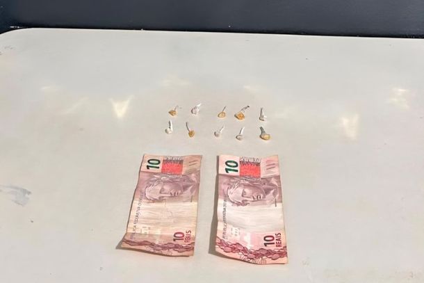 De acordo com a Pol&iacute;cia Militar, a equipe recebeu uma den&uacute;ncia de um usu&aacute;rio de entorpecentes informando que um homem e uma mulher estariam comercializando drogas.