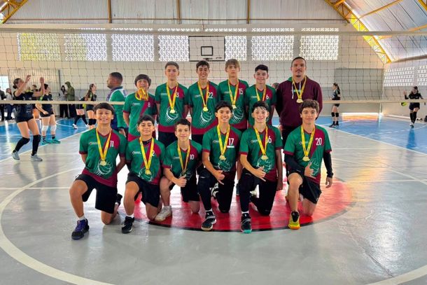 Equipe masculina garantiu vaga para a fase final estadual em Guarapuava ap&oacute;s campanha perfeita na etapa disputada em Terra Boa; no feminino, escola conquistou o terceiro lugar.