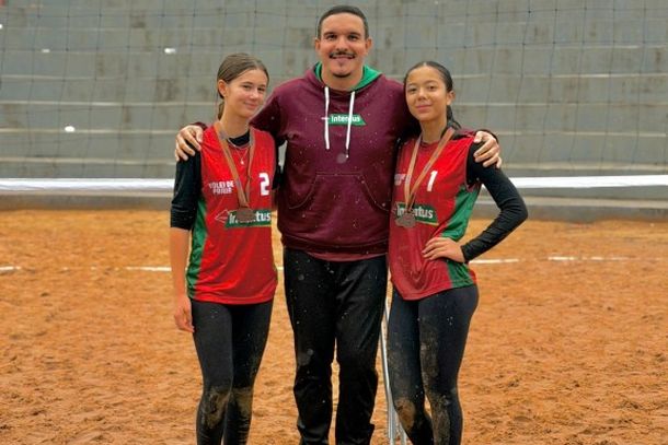 Equipe masculina garantiu vaga para a fase final estadual em Guarapuava ap&oacute;s campanha perfeita na etapa disputada em Terra Boa; no feminino, escola conquistou o terceiro lugar.