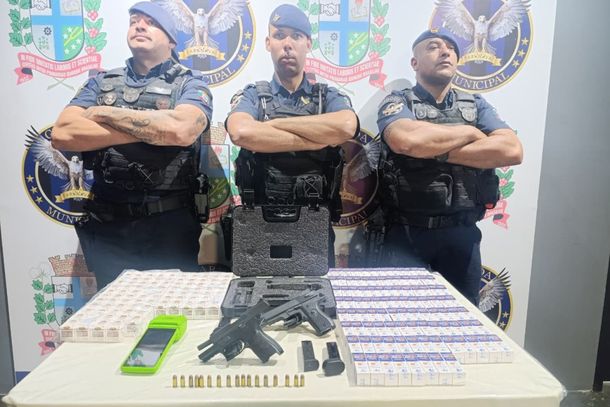 Durante as buscas, os agentes localizaram diversas caixas dos medicamentos em diferentes c&ocirc;modos da casa. Parte do material estava sobre um rack na sala, ao lado de uma m&aacute;quina de cart&atilde;o, enquanto outra quantidade foi encontrada na gaveta inferior da geladeira.