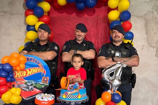 A fam&iacute;lia agradeceu a disponibilidade da equipe e destacou a felicidade do menino ao conhecer de perto os profissionais que tanto admira.