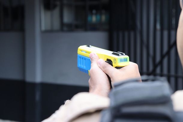 Suspeito, de 30 anos, estaria sob efeito de &aacute;lcool e drogas. Pol&iacute;cia utilizou Taser para cont&ecirc;-lo ap&oacute;s tentativa de buscar uma faca.