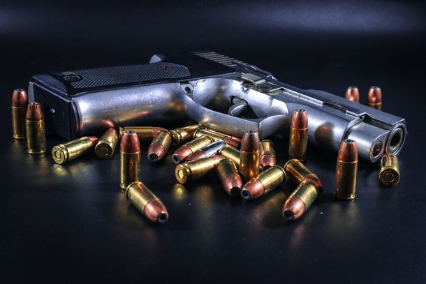 O suspeito recebeu voz de pris&atilde;o e foi encaminhado &agrave; Delegacia de Pol&iacute;cia Civil de Terra Rica. Ap&oacute;s os procedimentos de pol&iacute;cia judici&aacute;ria, ele foi autuado pelos crimes de amea&ccedil;a e posse/porte ilegal de arma de fogo.