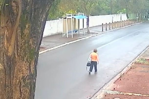 Idosa de Maring&aacute; segue desaparecida; novas imagens mostram &uacute;ltimos passos antes da viagem.