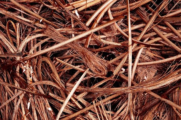 Casos de furto de fios e cabos t&ecirc;m causado preju&iacute;zos em &aacute;reas urbanas e rurais devido ao valor comercial do cobre, material frequentemente alvo de criminosos.