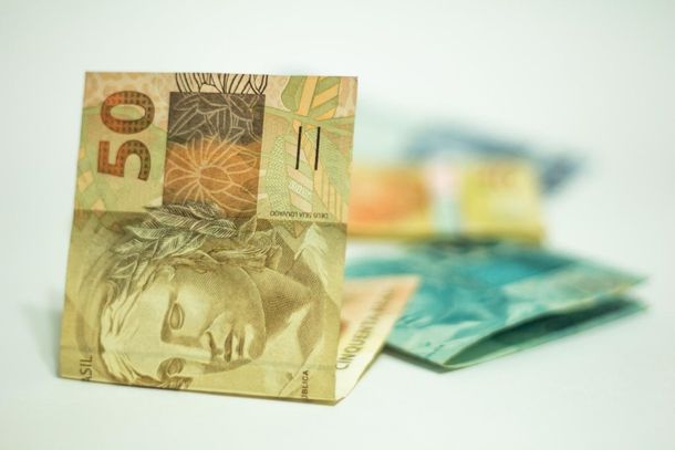A aposta simples, com seis n&uacute;meros, custa R$ 6 e pode ser feita nas lot&eacute;ricas credenciadas ou pela internet at&eacute; as 20h do dia do sorteio.