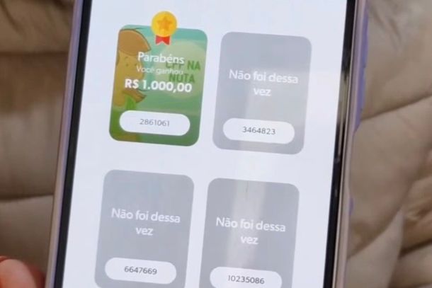 Dona Marisa foi surpreendida com a entrega do pr&ecirc;mio em sua resid&ecirc;ncia e comemorou a premia&ccedil;&atilde;o ao lado da equipe respons&aacute;vel pela campanha.