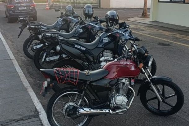 A abordagem foi realizada ainda na mesma avenida. Os guardas constataram que o motociclista n&atilde;o possu&iacute;a Carteira Nacional de Habilita&ccedil;&atilde;o (CNH) e transportava na garupa o pr&oacute;prio irm&atilde;o, um adolescente de 12 anos.